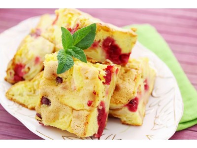 Шарлотка с яблоками, вишней и орехами