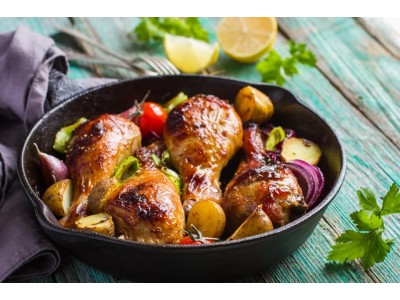 Куриные ножки с молодым картофелем и луком