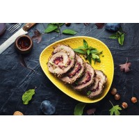 Рулет из свинины со сливами
