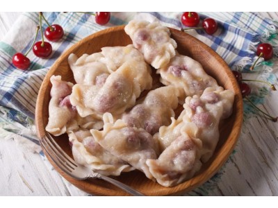 Вареники с вишней, сахаром и сливочным маслом Вареники с вишней, сахаром и сливочным маслом