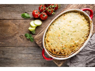 Сочная запеканка под сырной корочкой из кабачков с фаршем и помидорами Сочная запеканка под сырной корочкой из кабачков с фаршем и помидорами