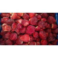 Клубничный тартар с базиликом и замороженным йогуртом из белкового крема