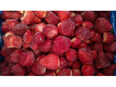 Клубничный тартар с базиликом и замороженным йогуртом из белкового крема