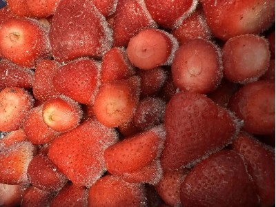 Клубничный карпаччо с маскарпоне и хрустящей карамелью Клубничный карпаччо с маскарпоне и хрустящей карамелью