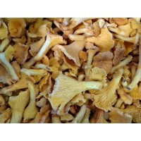 Лисички в сливочно-горчичном соусе с хрустящим беконом и тимьяном