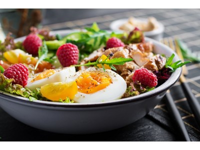 Салат с копченой курицей, яйцами и малиной