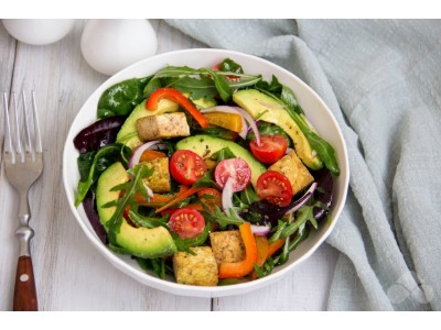 Салат с жареным тофу и овощами