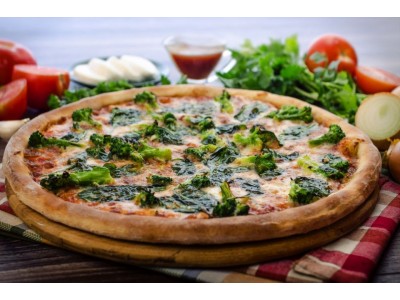 Пицца с брокколи, моцареллой и шпинатом