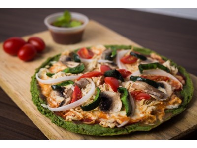 Зеленая пицца на сковороде
