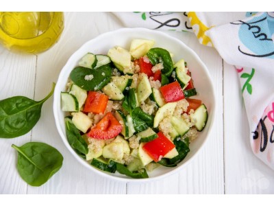 Салат со свежими овощами и киноа